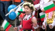 Деца пяха „Хубава си моя горо” на площад „Славейков”