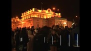 Демонстранти хвърляха домати по сградата на парламента