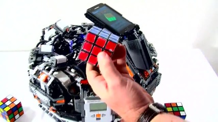 Роботи редят кубчето на Рубик