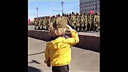 Руския дух - дете поздравява репетиращи за 9 май войници-30.4.2018
