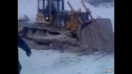 Руснаци потапят булдозер в ледено езеро 