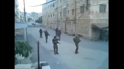 Израелски войници танцуват по време на патрул в Хеброн 