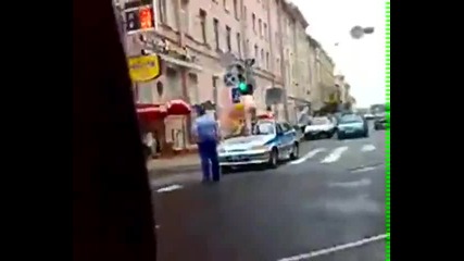 Ненормален руснак се подиграва с полицаите
