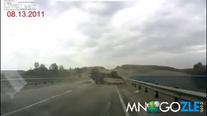 Камион се преобърща на пътя