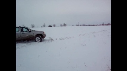 off road на момиче в снега с Grand Cherokee 