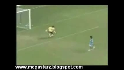 Japanese Goalkeeper Tricks Himself [www.keepvid.com]