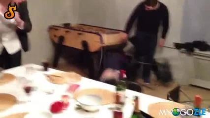 Събра столовете с глава