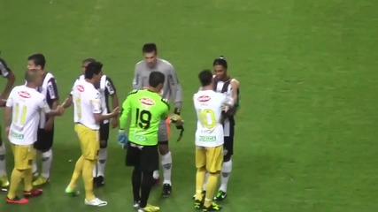 Роналдиньо е почитан от противниците си