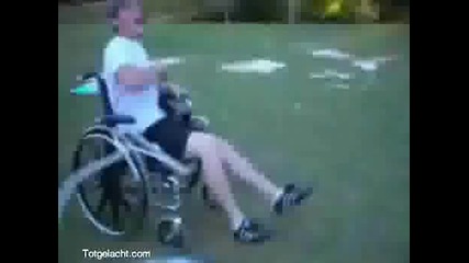 Този олигофрен май найстина иска да бъде в инвалидна количка