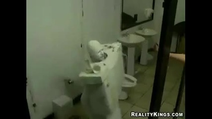 Жива тоалетна чиния! Смях!