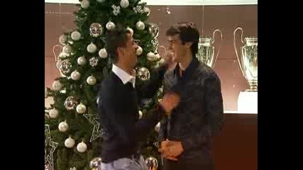 Много смях !! Ronaldo и Kaka поздравяват феновете за Коледа 