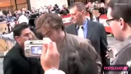 Robert Pattinson поздравява фенове (01.03.2010) 