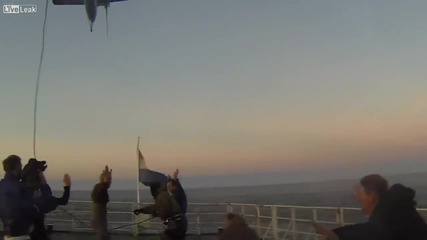 Невиждани кадри показват как в момент на Greenpeace кораб Arctic Sunrise се качват руските служби