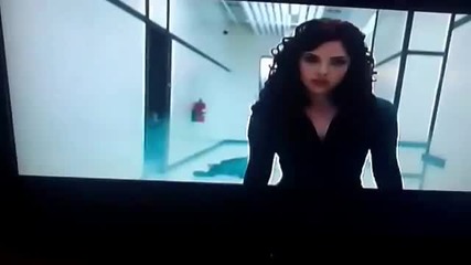 Железният Човек 2 / Черната Вдовица пребива охранителите