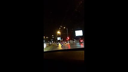 Мотористи минават на червен светофар
