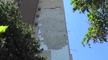 Вятър откърти изолацията на саниран преди година блок в Благоевград