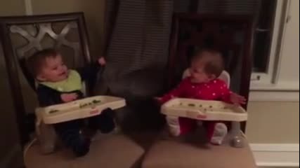 Бебета близнаци играят на криеница