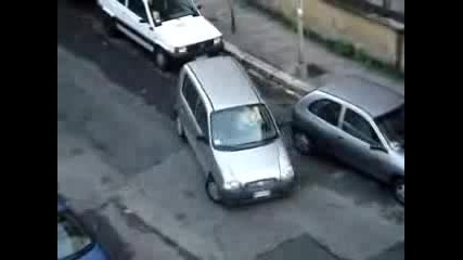 Жена се опитва да паркира 