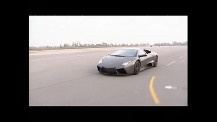 Lamborghini Reventon се гаври със самолет 