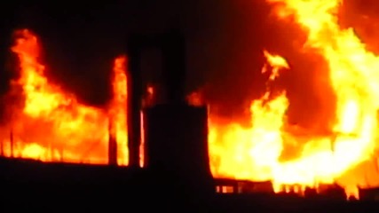 Пожар в Перник Мошино зад бившия домостроителен комбинат гори цех