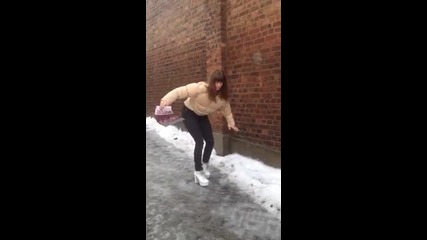 Жена се опитва да ходи по лед