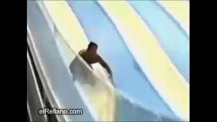 Най - якият трик изпълван на водна пързалка - заслужава си да го гледаш !!! 