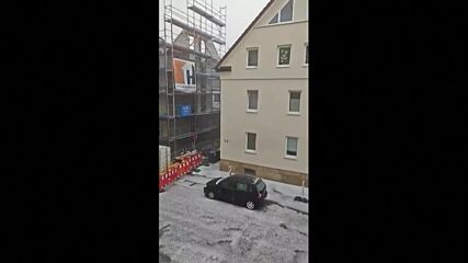 СЛЕД МОЩНА ГРАДУШКА: Снегорини излязоха по улиците на германски град