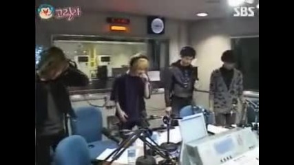 Shinee sing Hello Live at Young Street Radio 29.10.2010 