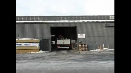 Шофьор на камион с дрифт уцели вратата на склада!