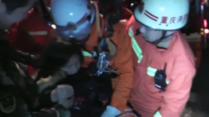 НА РЪБА НА ПРОПАСТТА: Кабината на камион увисна от 40 метра височина
