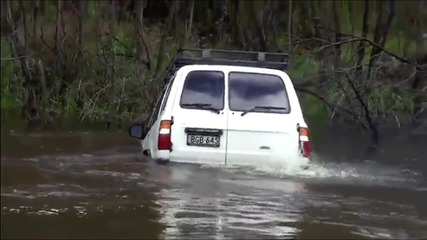 Австралиец преминава дълбока река с 4 × 4 Toyota Land Cruiser