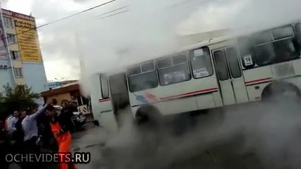 Помощ на пътници при заседнал в гейзер от пара автобус