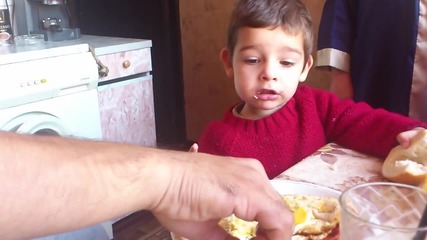 Малкия Давид яде като голям...