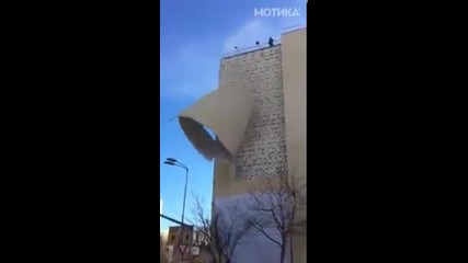 Вижте как силния вятър руши фасадата на сграда в Сплит