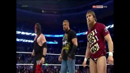 Tagteam Hell No спасяват Triple H от The Shield Който напълниха гащите Wwe Smackdown 12/4/13