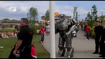 Роботът Titan удря пияно момче