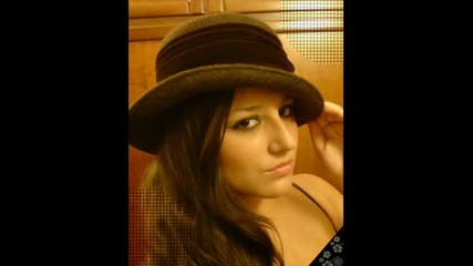 Момиче Пее Gimme More На Britney Spears