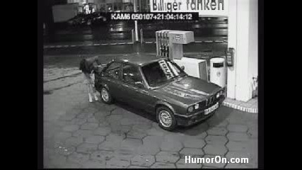 Идиотка Не Може Да Си Сипе Бензин В Колата *смях*