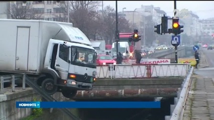 Камион увисна над река