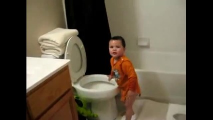 Дете се къпе в тоалетната чиния 