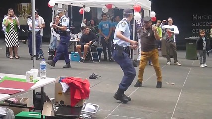Полицайка и дядка танцуват на воля