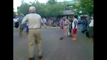 Дядката е прекалил с хапчетата .. 