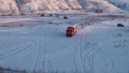 Руски шофьор с Камаз в щура снежна пързалка!