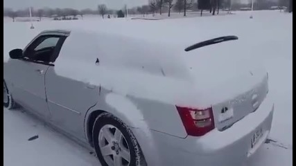 Ето как се чисти снега от кола с мощен бас