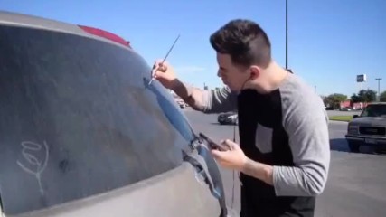 Художник прояви таланта си на зацапаното стъкло на своя автомобил!