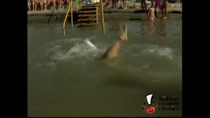 Смях ! Човек с гипсиран крак влиза в басейна ! Скрита камера !