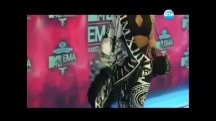 Майли Сайръс запали цигара с канабис на наградите на Mtv