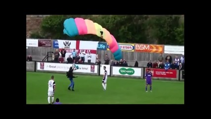 Парашутист се приземява на футболно игрище по време на мач