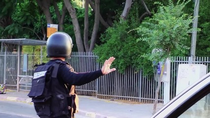 Луди пичове се бъзикат с полицията! Пратиха сапьори да обезвреждат раница пълна с различни спрейове
