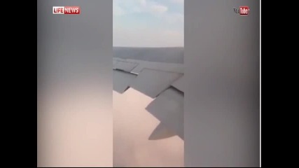Туристи кръжат час над морето в горящ самолет